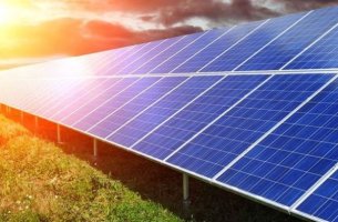 ΕΕ: Στόχος η στήριξη της ηλιακής βιομηχανίας χωρίς να διακινδυνεύσει ο στόχος για την ενέργεια