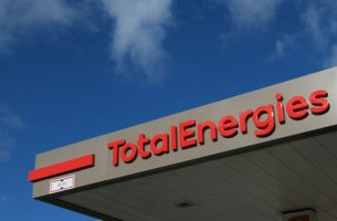 Ο CEO της TotalEnergies επιρρίπτει ευθύνες στο ΔΝΤ για τις καθυστερήσεις σε πράσινα έργα στην Αφρική