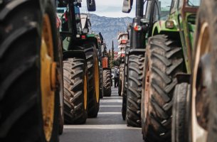 Οι Βρυξέλλες «ενδίδουν» στις διαμαρτυρίες των αγροτών μειώνοντας τους περιβαλλοντικούς στόχους