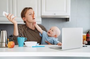 Οι γυναίκες σηκώνουν το «ψηφιακό» βάρος για τις καθημερινές εργασίες