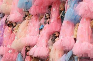 Lost Dolls», ένα φεστιβάλ για τη γυναικεία ενδυνάμωση με μια εγκατάσταση μνήμης για τις γυναικοκτονίες