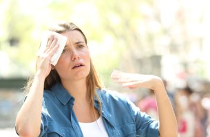 Γιατί οι γυναίκες υποφέρουν περισσότερο από τη ζέστη