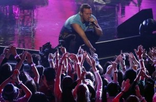 Οι Coldplay επανεκδίδουν άλμπουμ τους σε δίσκους βινυλίου από ανακυκλωμένα πλαστικά μπουκάλια