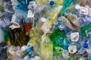 Greenpeace: Xρειαζόμαστε μια ισχυρή, νομικά δεσμευτική συνθήκη για τα πλαστικά