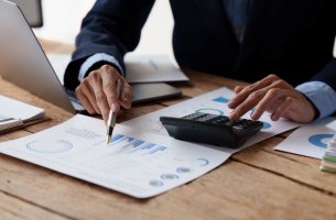 Οι αμοιβές των CEOς των εταιρειών του S&P 500 αυξήθηκαν με ρυθμό διπλάσιο από τους εργαζόμενους το 2024