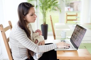 Πόσο δύσκολη είναι η μητρότητα για τις εργαζόμενες γυναίκες;