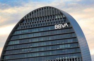 Η BBVA φτάνει τα 30 δισ. ευρώ το δεύτερο τρίμηνο του 2025 σε βιώσιμη χρηματοδότηση