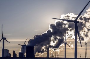 Τα hedge funds στρέφονται προς την πράσινη ενέργεια και αρχίζουν να στοιχηματίζουν κατά του πετρελαίου