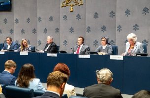 Σβαρτσενέγκερ στο Βατικανό: «Ήρθε η ώρα να τερματίσουμε τα ορυκτά καύσιμα»