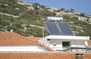 Στον «πάγο» το πρόγραμμα «Αλλάζω Σύστημα Θέρμανσης και Θερμοσίφωνα»- Μομφές κατά της Κυβέρνησης από Μανιάτη και ΕΒΗΕ