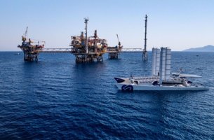Tι κάνει το «πράσινο» Energy Observer στον Πρίνο;