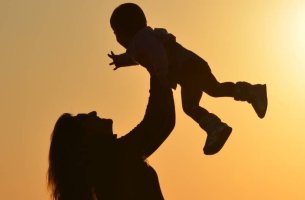 Γερμανίδες μητέρες κερδίζουν 30.000 ευρώ λιγότερα από γυναίκες χωρίς παιδιά, δείχνει μελέτη
