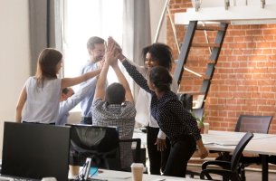 Schneider Electric: Δημιουργώντας ένα εργασιακό περιβάλλον που εμπνέει και εξελίσσει