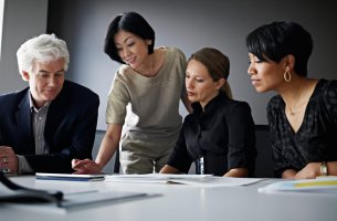 Συγκρατημένη αύξηση της γυναικεία εκπροσώπησης στα ΔΣ - Τι συμβαίνει με τις ανώτατες θέσεις και τις αμοιβές