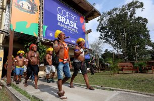 COP30: Οι ιθαγενείς υπερασπίζονται την εισβολή τους στη Σύνοδο – Ανάβουν τα πνεύματα με φόντο τη «μάχη της Αμαζονίας»