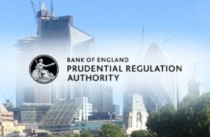 Βρετανία: Η PRA αυστηροποιεί το πλαίσιο για τους κλιματικούς κινδύνους σε τράπεζες και ασφαλιστικές