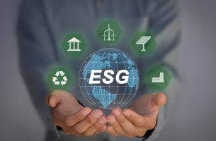 ESG στις ΗΠΑ 2025: Το έτος που πέθανε το ακρωνύμιο και γεννήθηκε ο «Ενεργειακός Πραγματισμός»