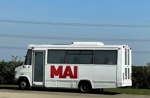 Η Marina Abramović παρουσιάζει το THE BUS στο Νταβός ως πρόταση παύσης και παρουσίας