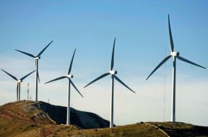 Με 5,7GW αιολικών έκλεισε το 2025- Πόσα MW έχουν εγκριθεί και αναμένεται να συνδεθούν;