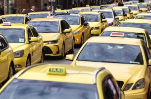 Απεργίες ταξί: Όταν η πράσινη μετάβαση συγκρούεται με την οικονομική βιωσιμότητα