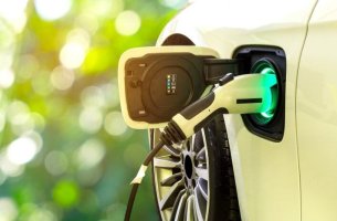 H στροφή από την «ευφορία» των EV κοστίζει τουλάχιστον $65 δισ. στην παγκόσμια αυτοκινητοβιομηχανία