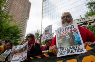 Wall Street και ορυκτά καύσιμα: Νέες τακτικές από τους ακτιβιστές για την κλιματική πίεση