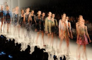 Η μόδα έχει πρόβλημα με το πετρέλαιο — και ήρθε η ώρα να το λύσει