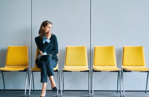 ΙΟΒΕ: Υψηλότερα τα ποσοστά ανεργίας και ανεπίσημης εργασίας στις γυναίκες 