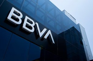 Η BBVA διοχέτευσε €30 δισ. σε κοινωνικές δράσεις το 2025 – αύξηση 52%