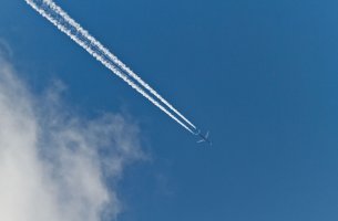 H Google χρησιμοποιεί AI για τη μείωση των contrails από αεροπλάνα και των επιπτώσεων στο κλίμα