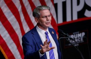 ΗΠΑ: Ο Σκοτ Μπέσεντ αμφισβητεί τα αίτια της κλιματικής αλλαγής και μετατοπίζει το βάρος στην ανάπτυξη