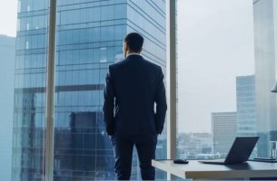 Aπογειώθηκαν οι απολαβές των CEOs – Το εισοδηματικό χάσμα μεγεθύνεται