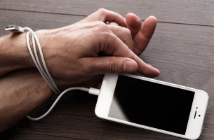 Funds Europe: Μπορεί ο εθισμός στα social media να γίνει ESG ζήτημα για τους επενδυτές;