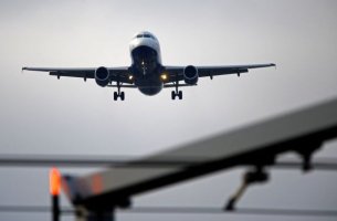 IATA: Η παραγωγή βιώσιμων αεροπορικών καυσίμων παραμένει πολύ χαμηλότερη από τις ανάγκες του κλάδου