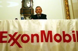 ExxonMobil: Πέθανε ο Λι Ρέιμοντ, ο CEO που σημάδεψε την πετρελαϊκή βιομηχανία και τη συζήτηση για την κλιματική αλλαγή