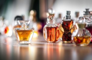 Κλιματική κρίση και γεωπολιτικές εντάσεις πιέζουν τη βιομηχανία αρωμάτων