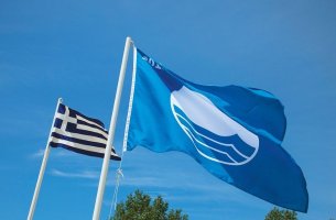 Πάρος και Χίος χάνουν «Γαλάζιες Σημαίες» - Ποια είναι τα κριτήρια και πόσες ελληνικές παραλίες έχουν τον χαρακτηρισμό;