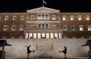 Βουλή: Ψηφίζεται σήμερα το νομοσχέδιο για ίση αμοιβή ανδρών και γυναικών