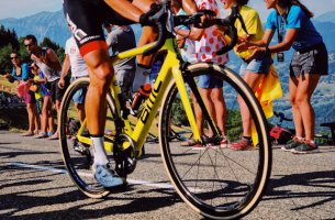 Tour de France: Οι πυρκαγιές αλλάζουν τη διαδρομή του αγώνα – Πώς η κλιματική αλλαγή επηρεάζει τον αθλητισμό