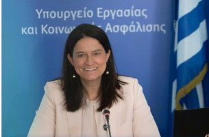 Κεραμέως: Νέα μέτρα για την προστασία της μητρότητας – Επεκτείνεται η ειδική άδεια σε περισσότερες εργαζόμενες μητέρες