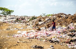 ΕΕ: Σε ισχύ η απαγόρευση καταστροφής απούλητων ρούχων και υποδημάτων