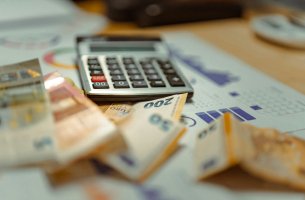 Έρευνα: Οι άνδρες διαπραγματεύονται συχνότερα αυξήσεις μισθών αξιοποιώντας εξωτερικές προσφορές εργασίας