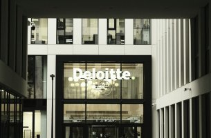Deloitte: Αυξάνονται οι αναθεωρήσεις στοιχείων βιωσιμότητας στις εταιρείες του FTSE 100