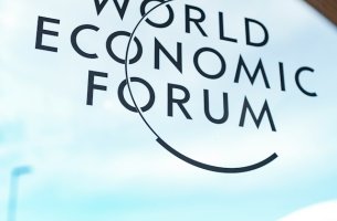 WEF: Η βιωσιμότητα περνά από το compliance στην ανταγωνιστικότητα – AI και κλιματική προσαρμογή στο επίκεντρο