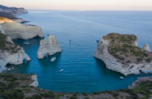 V Tourism: Συμβατή με το τότε ισχύον νομικό πλαίσιο η αδειοδότηση του Domes White Coast στη Μήλο