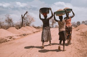 UN Women: Η κλιματική αλλαγή βαθαίνει τις έμφυλες ανισότητες – Έως 158 εκατ. περισσότερες γυναίκες και κορίτσια στη φτώχεια