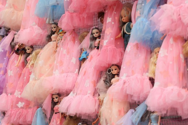 Lost Dolls», ένα φεστιβάλ για τη γυναικεία ενδυνάμωση με μια εγκατάσταση μνήμης για τις γυναικοκτονίες