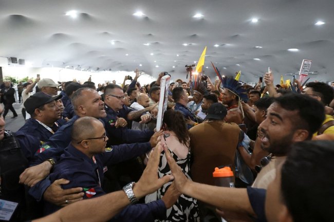 Ένταση στη COP30: Ιθαγενείς διαδηλωτές εισβάλλουν στον χώρο της Συνόδου στο Μπέλεμ – Δύο τραυματίες και μικρές ζημιές