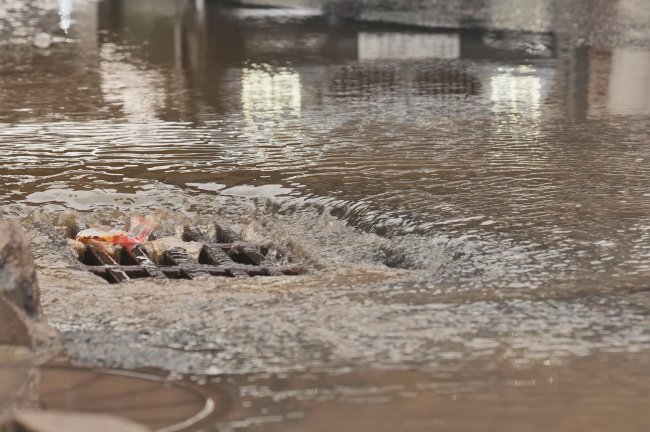 Πλημμύρες και φύλο: Πώς κινδυνεύουν διαφορετικά οι γυναίκες από τους άνδρες