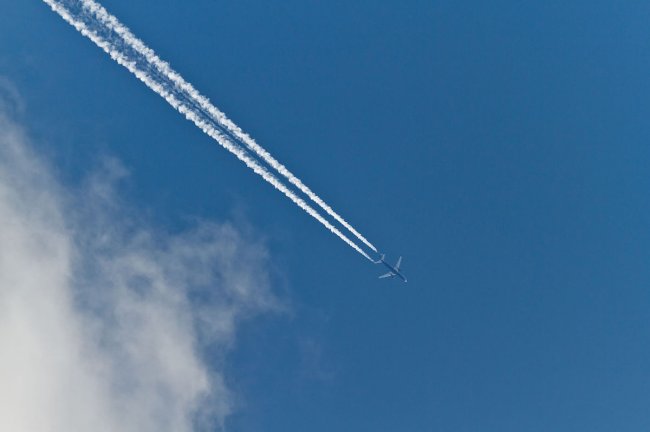 H Google χρησιμοποιεί AI για τη μείωση των contrails από αεροπλάνα και των επιπτώσεων στο κλίμα